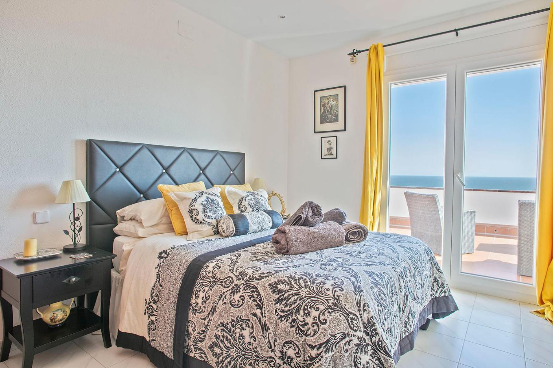 House With Amazing Views , Overlooking The Festival Town Of Vakantiehuis