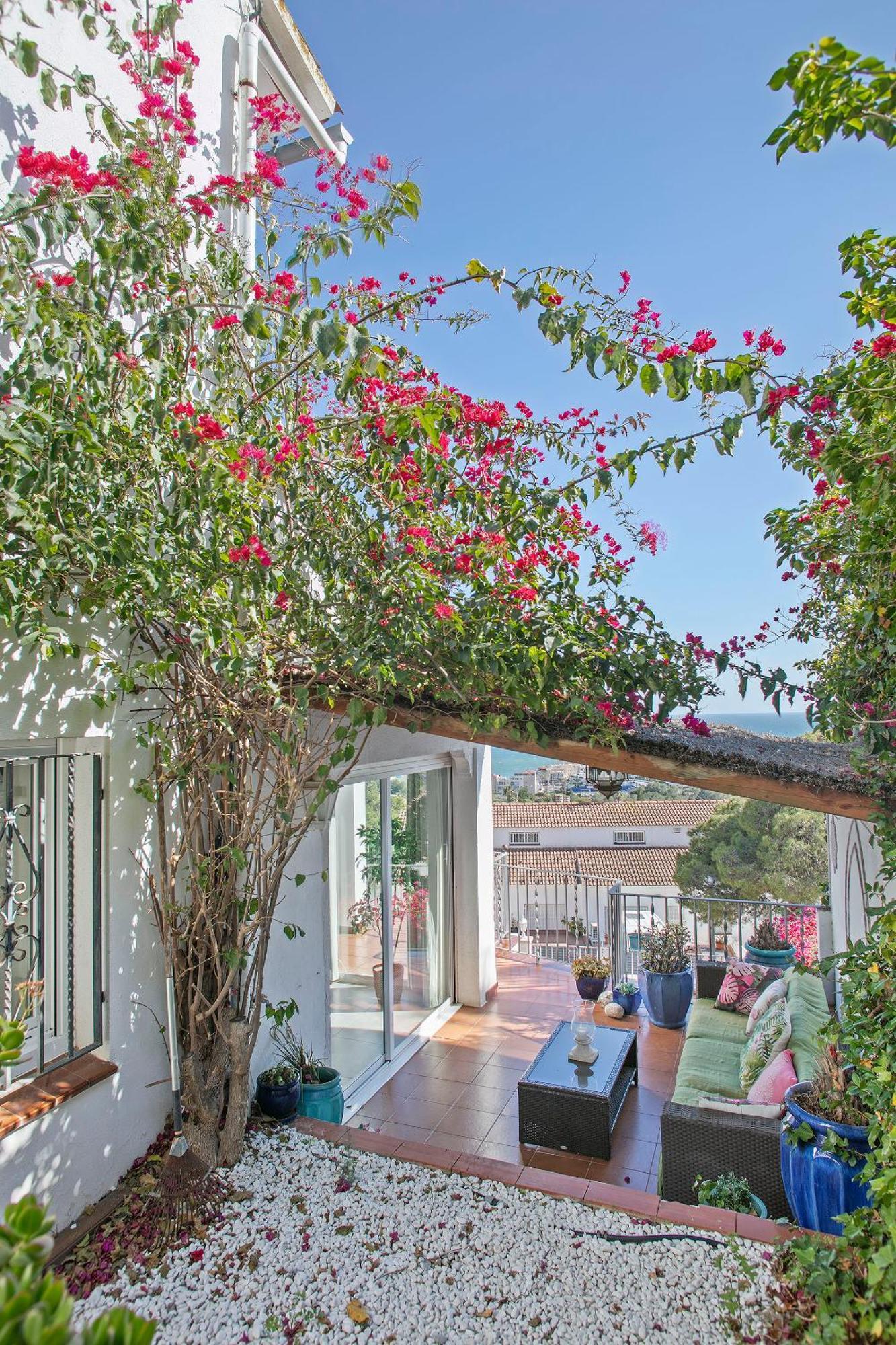 House With Amazing Views , Overlooking The Festival Town Of Vakantiehuis *